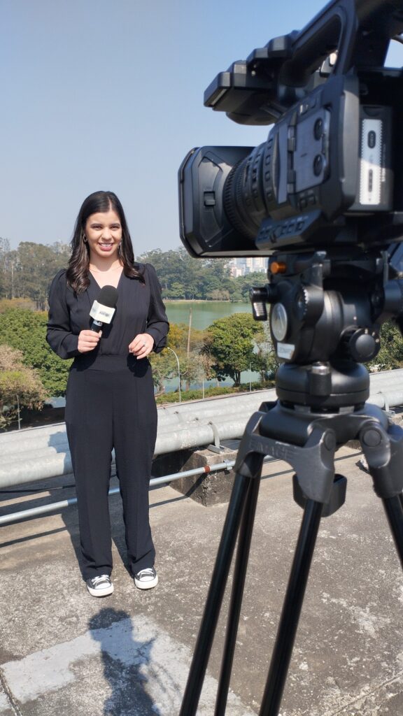 Marcela Vasconcelos, jornalista de TV, durante cobertura jornalística em São Paulo