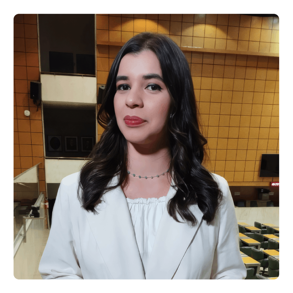 Retrato, Marcela Vasconcelos, durante cobertura na ALESP